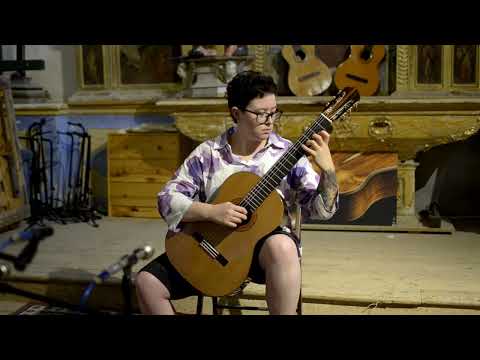 Anne-Frédérique Performing Chanson D